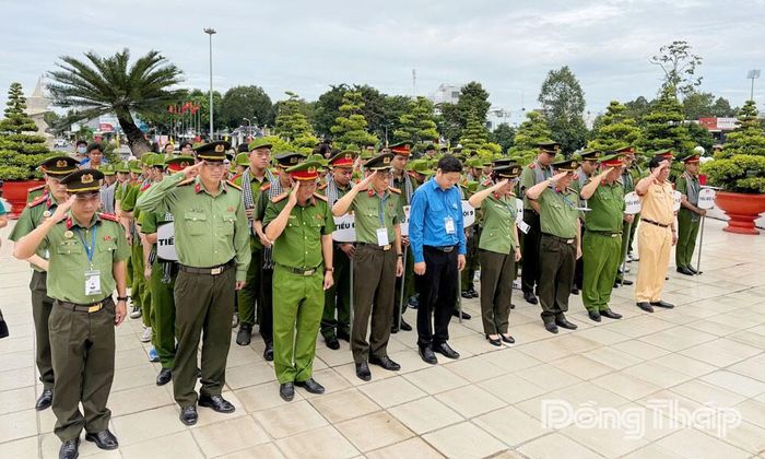 Ban Tổ chức và các chiến sĩ tưởng niệm các Anh hùng liệt sĩ tại Nghĩa trang Liệt sĩ tỉnh Đồng Tháp.
