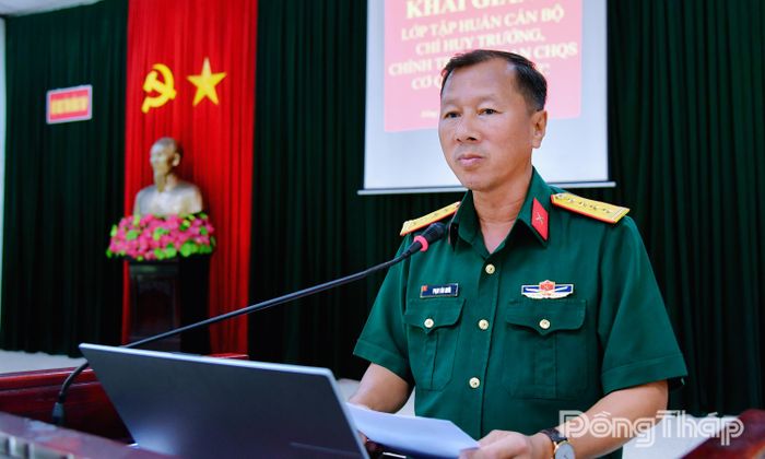 Đại tá Phạm Văn Mười phát biểu khai giảng lớp tập huấn.
