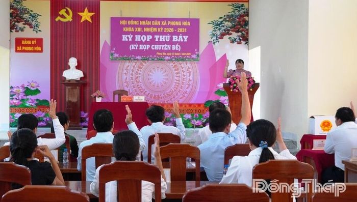 HĐND xã Phong Hòa tiến hành kỳ họp để kiện toàn chức danh Phó Chủ tịch UBND xã đối với đồng chí Phạm Thị Trúc Khanh.