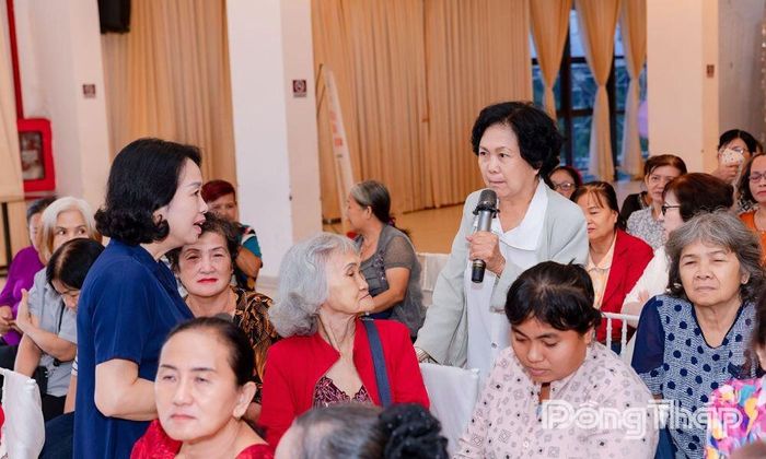 Giao lưu, hỏi đáp trực tiếp giữa các chuyên gia với hội viên, phụ nữ và người dân.