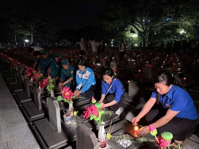  Đoàn viên thanh niên thắp nến tri ân các anh hùng liệt sĩ tại Nghĩa trang Liệt sĩ tỉnh (phường Pleiku). Ảnh: R'Piên 