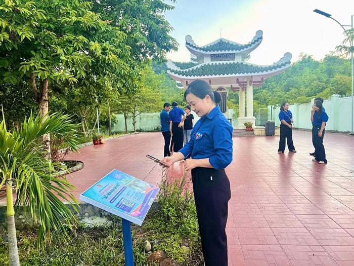  Trải nghiệm quét mã QR để tìm hiểu lịch sử Nhà bia tưởng niệm liệt sĩ làng Tung Ke và các tư liệu về vùng đất Ayun - Al Bá anh hùng. Ảnh: ĐVCC 