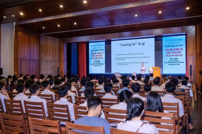  Giáo sư Đàm Thanh Sơn (Đại học Chicago, Hoa Kỳ) có bài chia sẻ với chủ đề “Liên đới lượng tử: Một tính chất kỳ lạ và hữu ích”. Ảnh: H.Đ 
