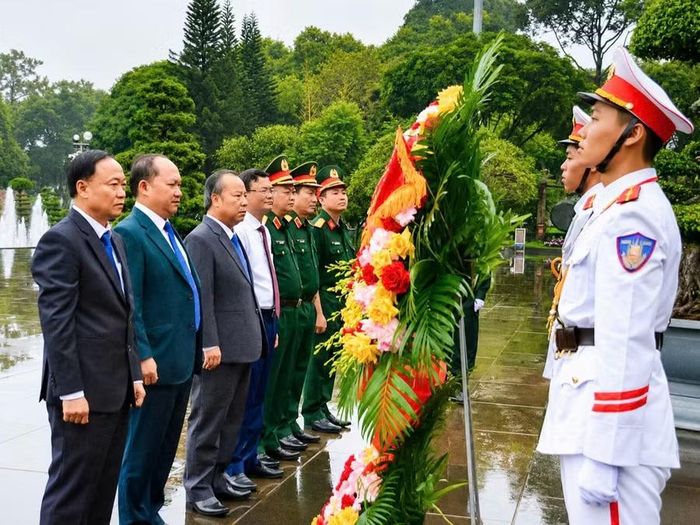 Các đồng chí lãnh đạo tỉnh và đại biểu dâng hoa tưởng niệm Chủ tịch Hồ Chí Minh tại Quảng trường Đại Đoàn Kết (phường Pleiku). Ảnh: Minh Phương