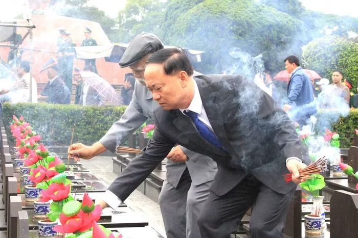Bí thư Tỉnh ủy Thái Đại Ngọc thắp hương lên các phần mộ tại Nghĩa trang liệt sĩ tỉnh. Ảnh: Minh Phương