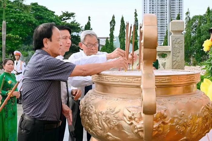 Các đại biểu thắp hương tưởng nhớ, tri ân các anh hùng liệt sĩ. Ảnh: Đức Thụy
