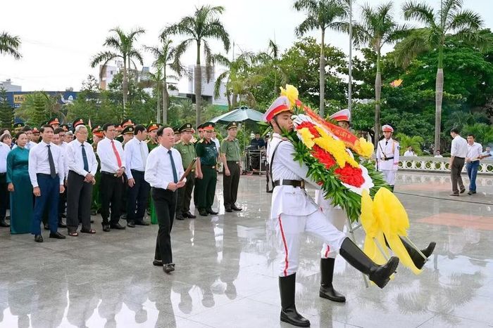 Chủ tịch UBND tỉnh Phạm Anh Tuấn dâng hoa, dâng hương tưởng niệm các anh hùng liệt sĩ tại Nghĩa trang liệt sĩ Quy Nhơn. Ảnh: Đức Thụy
