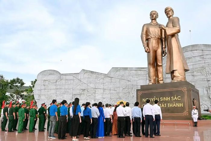 Các đại biểu dâng hoa trước tượng đài Nguyễn Sinh Sắc - Nguyễn Tất Thành bày tỏ lòng thành kính, biết ơn sâu sắc đối với Chủ tịch Hồ Chí Minh và cụ Phó bảng Nguyễn Sinh Sắc. Ảnh: Đức Thụy