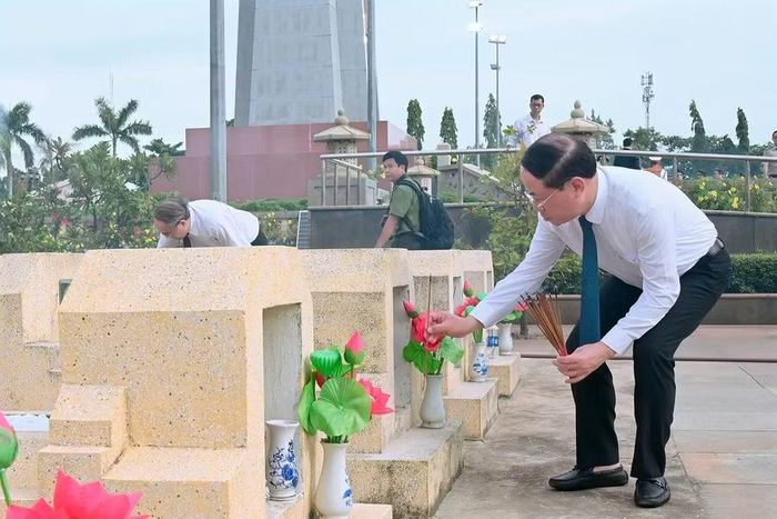 Chủ tịch UBND tỉnh Phạm Anh Tuấn thắp hương từng phần mộ tại Nghĩa trang liệt sĩ Quy Nhơn. Ảnh: Đức Thụy