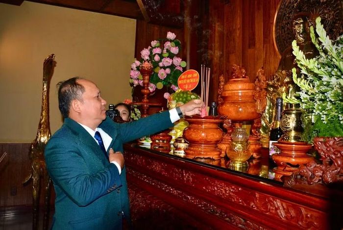 Phó Bí thư Thường trực Tỉnh ủy Rah Lan Chung dâng hương tại Nhà thờ Bác Hồ trong khuôn viên Bảo tàng Pleiku. Ảnh: Minh Phương