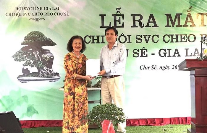 Đại diện Hội sinh vật cảnh tỉnh Gia Lai trao quyết định thành lập Chi hội Sinh vật cảnh Cheo Reo - Chư Sê. Ảnh: H.Đ.T