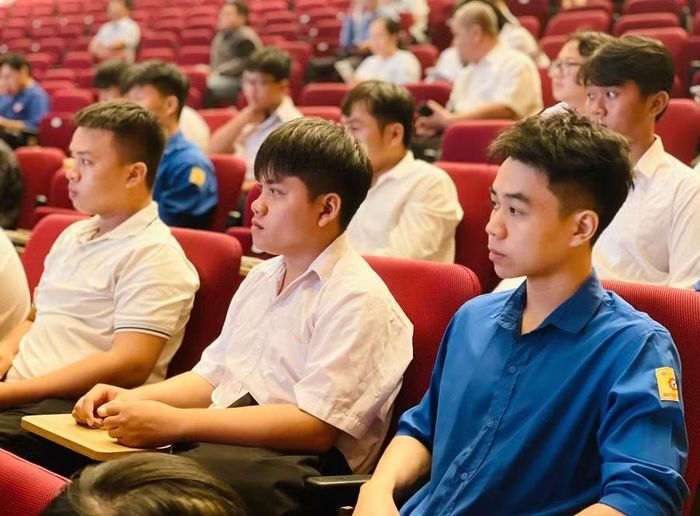  Đông đảo học sinh, sinh viên tham dự hội nghị. Ảnh: T.D 