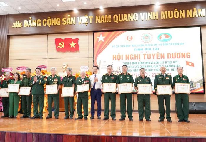 Phó Bí thư Tỉnh ủy, Chủ tịch Ủy ban MTTQ Việt Nam tỉnh Nguyễn Ngọc Lương (thứ 6 từ phải sang) trao bằng khen của Ban chấp hành Cựu chiến binh tỉnh cho các hội viên cựu chiến binh, cựu công an nhân dân. Ảnh: N.H