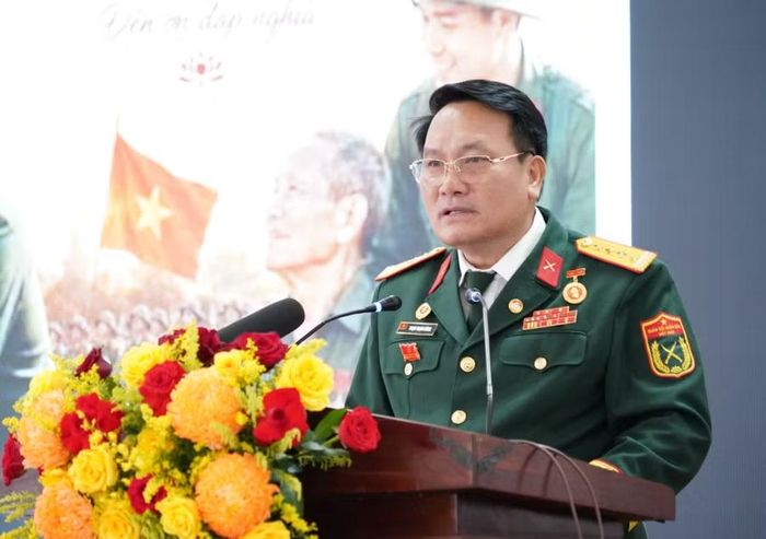 Phó Chủ tịch Ủy ban MTTQ Việt Nam tỉnh, Chủ tịch Hội Cựu chiến binh tỉnh Phạm Mạnh Hùng phát biểu ôn lại truyền thống đấu tranh cách mạng, tưởng nhớ các anh hùng liệt sĩ, người có công cách mạng. Ảnh: N.H