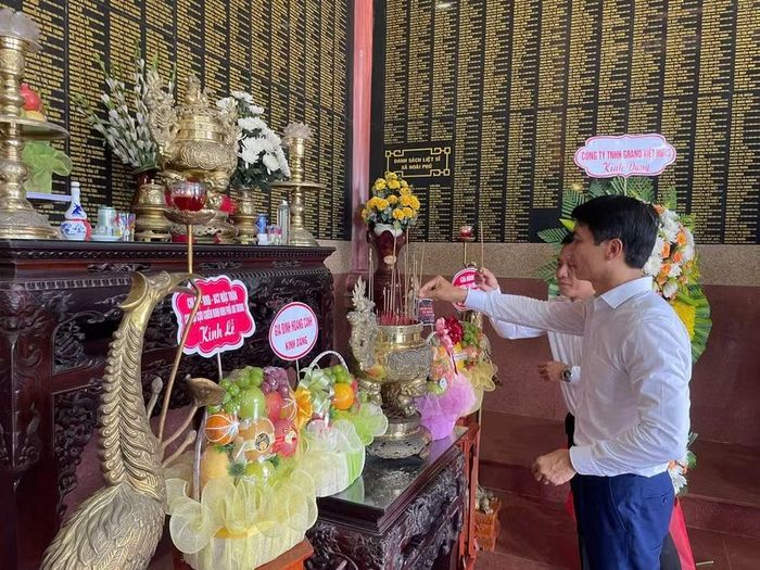 Phó Bí thư Tỉnh ủy, Chủ tịch Ủy ban MTTQ Việt Nam tỉnh Nguyễn Ngọc Lương dâng hương tại Nghĩa trang Liệt sĩ phường Bồng Sơn. Ảnh: N.H