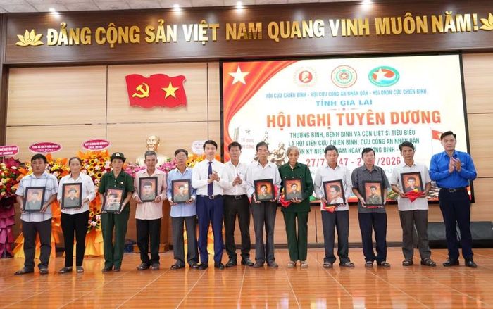 Phó Bí thư Tỉnh ủy, Chủ tịch Ủy ban MTTQ Việt Nam tỉnh Nguyễn Ngọc Lương (thứ 6 từ trái qua) trao di ảnh liệt sĩ cho các gia đình. Ảnh: N.H