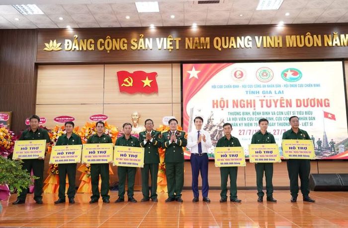 Hội Doanh nghiệp, doanh nhân cựu chiến binh tỉnh Gia Lai trao bảng tượng trưng hỗ trợ kinh phí xóa nhà tạm, nhà dột nát cho 7 hội viên. Ảnh: N.H