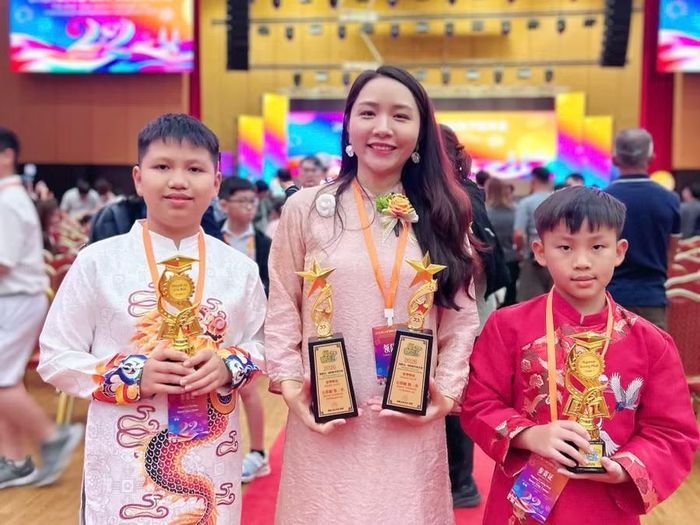  Em Huỳnh Lê Gia Bảo (bìa trái) và em Nguyễn Lương Phát (bìa phải) đạt giải tại cuộc thi. Ảnh: ĐVCC 