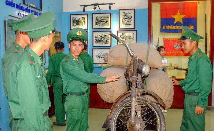  Không gian trưng bày hiện vật kháng chiến tại Bảo tàng tỉnh góp phần giúp công chúng hiểu hơn về những năm tháng đấu tranh giành độc lập của dân tộc. Ảnh: N.N 