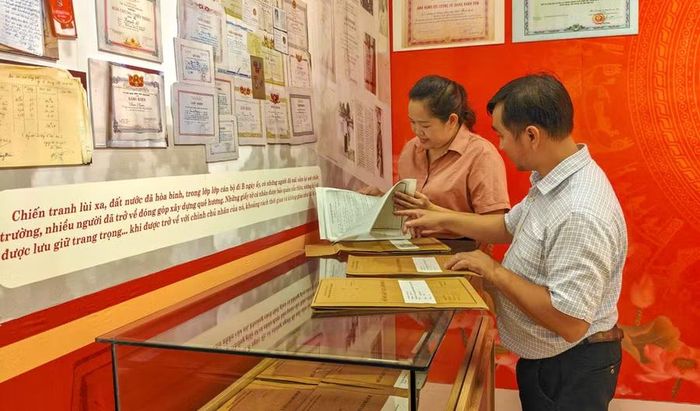  Trung tâm Lưu trữ lịch sử tỉnh trưng bày hồ sơ, di vật, kỷ vật kháng chiến phục vụ công chúng. Ảnh: N.N 