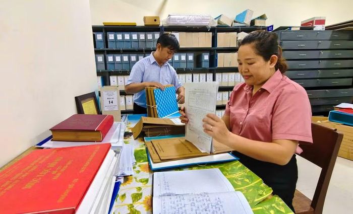  Viên chức Trung tâm Lưu trữ lịch sử tỉnh bảo quản, lưu trữ hồ sơ cán bộ đi B. Ảnh: N.N 
