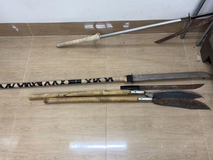  Các hung khí nhóm đối tượng mang theo đi trên đường tìm đối thủ đánh nhau. Ảnh: Trường Giang 