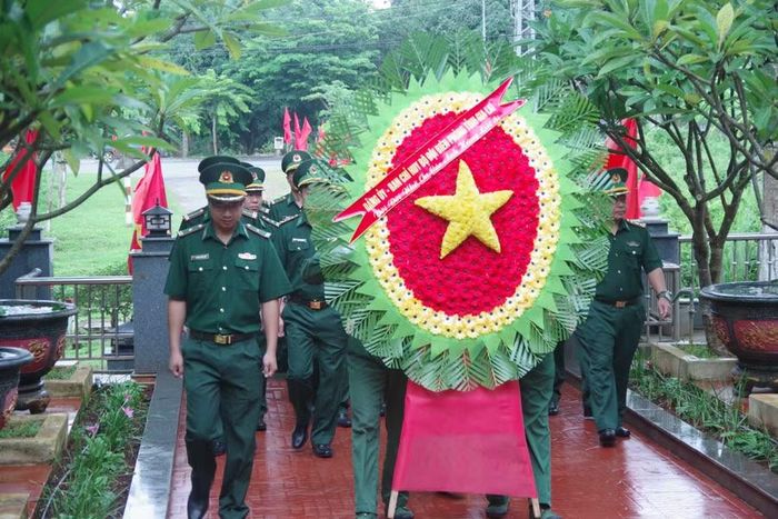  Đoàn công tác Bộ đội Biên phòng tỉnh dâng hoa tại Đài tưởng niệm các anh hùng liệt sỹ. Ảnh: Công Cường 