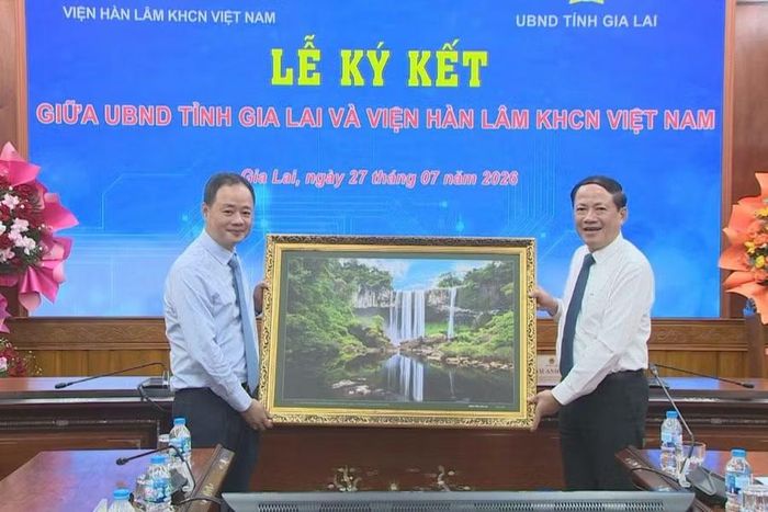  Lãnh đạo UBND tỉnh Gia Lai và Viện Hàn lâm Khoa học và Công nghệ Việt Nam trao quà lưu niệm, khẳng định quyết tâm tăng cường hợp tác trong lĩnh vực khoa học, công nghệ và đổi mới sáng tạo. Ảnh: Trung Nghĩa 