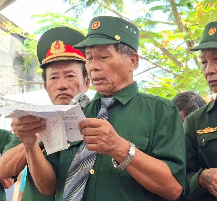 Cựu chiến binh Võ Lụa đọc bài khấn, tưởng nhớ đến đồng đội cũ. Ảnh: K.H