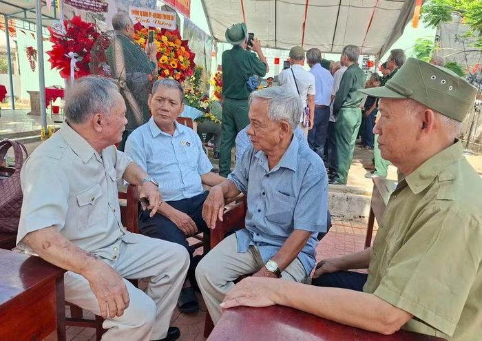 Các cựu chiến binh ngồi bên nhau, nhắc chuyện cũ. Ảnh: K.H
