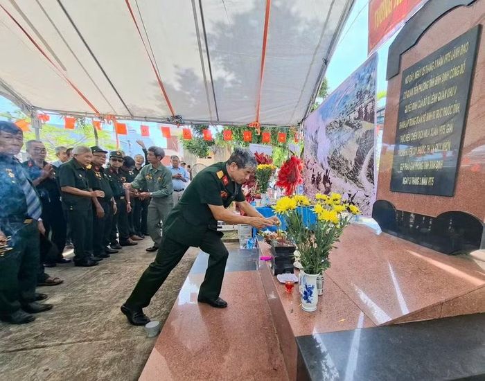 Cựu chiến binh Phạm Thế Hùng thắp hương tưởng nhớ đồng đội đã ngã xuống. Ảnh: K.H