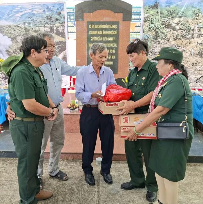 Trao quà hỗ trợ đồng đội cũ có hoàn cảnh khó khăn ở xã Tuy Phước Bắc. Ảnh: K.H