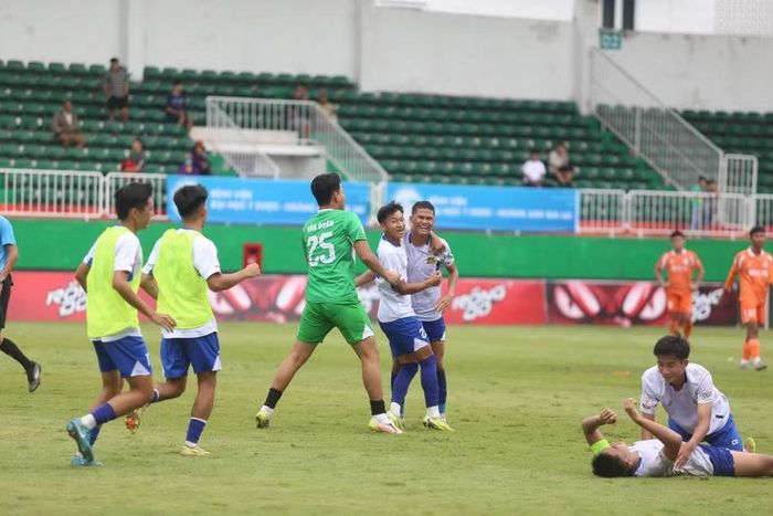 U17 Huế vỡ òa với bàn thắng phút cuối mang về chiến thắng 2-1. Ảnh: Văn Ngọc 