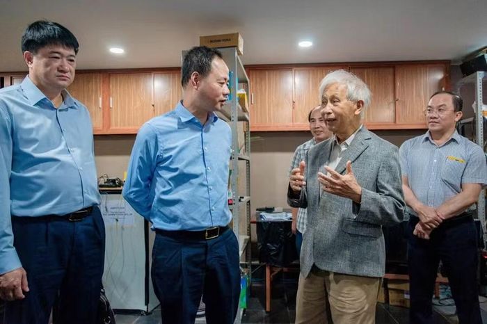  GS.TS. Trần Hồng Thái (thứ hai, từ trái qua) và GS. Trần Thanh Vân (thứ hai, từ phải qua) trao đổi, định hướng tăng cường hợp tác. Ảnh: H.Đ 