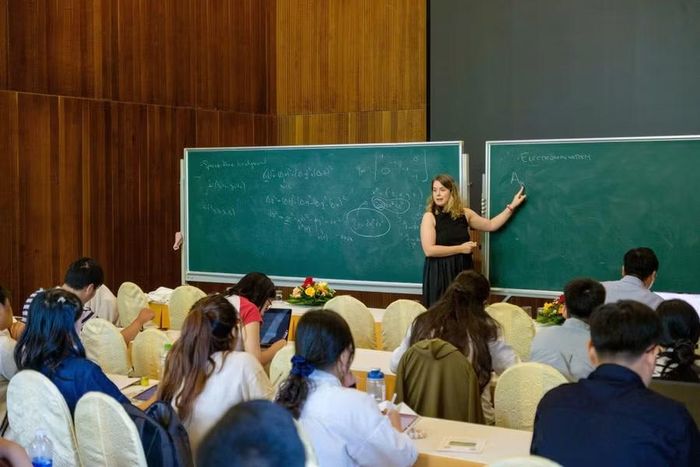  Tham gia giảng dạy có các nhà khoa học uy tín trong lĩnh vực vật lý thiên văn và vũ trụ học. Ảnh: H.Đ 