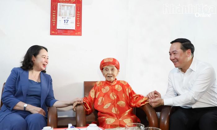 Phó Chủ tịch nước Võ Thị Ánh Xuân và Phó Bí thư Thường trực Tỉnh ủy Hồ Xuân Trường thăm hỏi sức khỏe Mẹ Việt Nam anh hùng Lê Thị Liên.