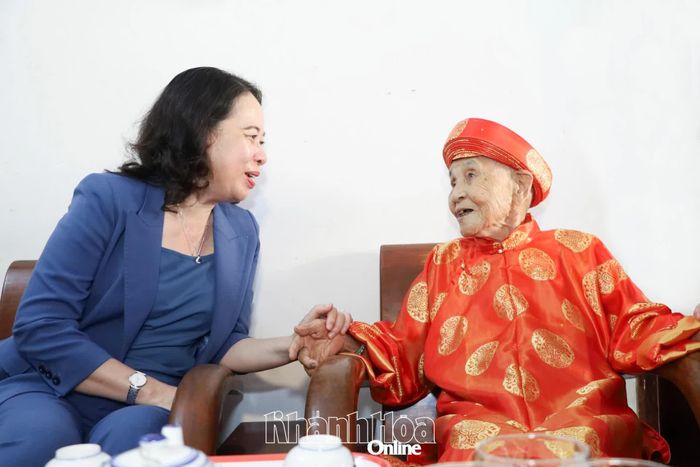 Phó Chủ tịch nước Võ Thị Ánh Xuân thăm hỏi Mẹ Việt Nam anh hùng Lê Thị Liên và gia đình.
