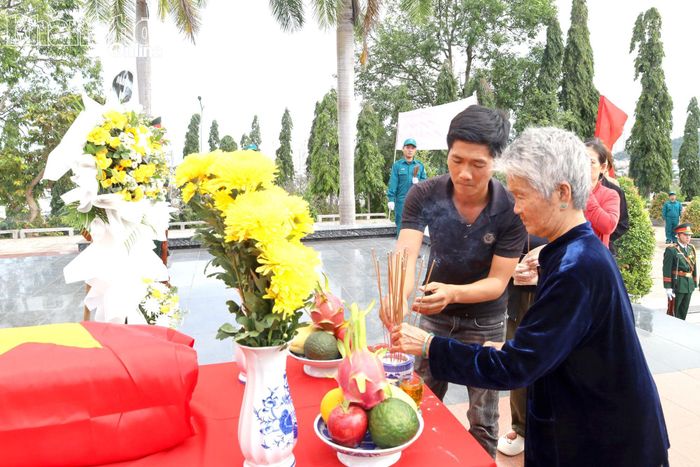 Bà Võ Thị Mộng Trâm bên linh cữu liệt sĩ Võ Hơn. Ảnh: THẾ ANH