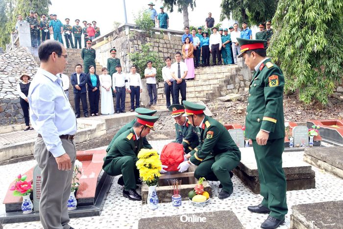 Hài cốt liệt sĩ Võ Hơn được an táng tại Nghĩa trang liệt sĩ Hòn Dung (tháng 12-2025). Ảnh: THẾ ANH