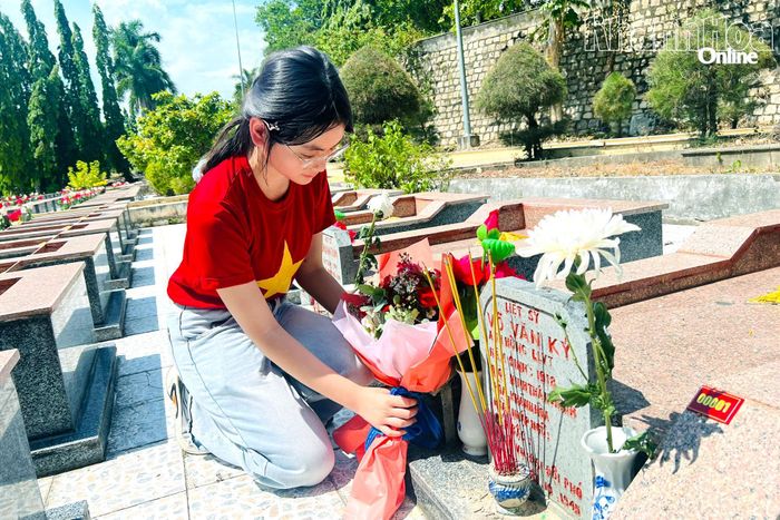 Học sinh Trường THCS Võ Văn Ký dâng hương ở mộ liệt sĩ Võ Văn Ký.