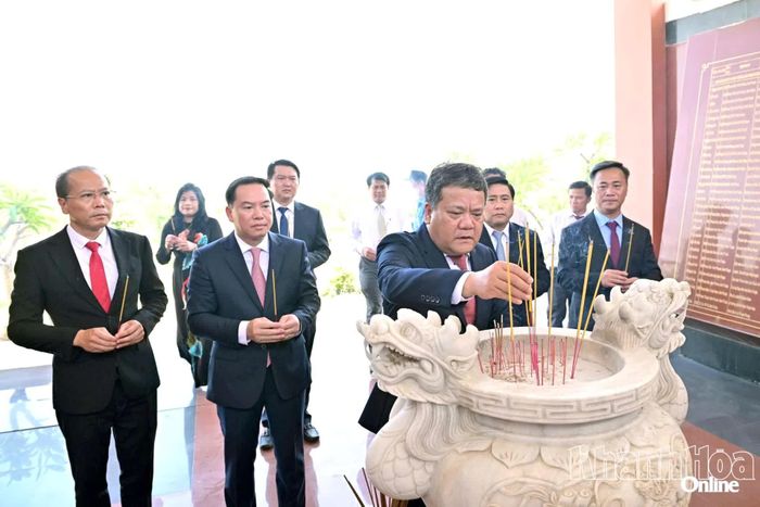 Thường trực Tỉnh ủy dâng hương tại Nghĩa trang liệt sĩ Ninh Thuận. Ảnh: VĨNH THÀNH