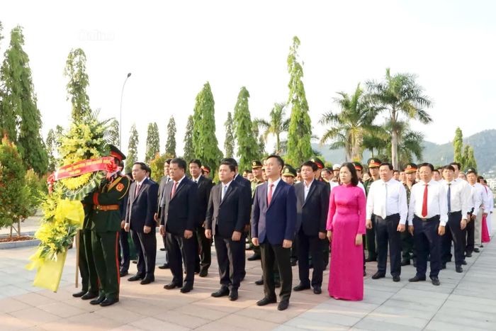 Các đồng chí Thường trực Tỉnh ủy và đoàn đại biểu tỉnh dâng hương ở Nghĩa trang liệt sĩ Hòn Dung. Ảnh: VĂN GIANG