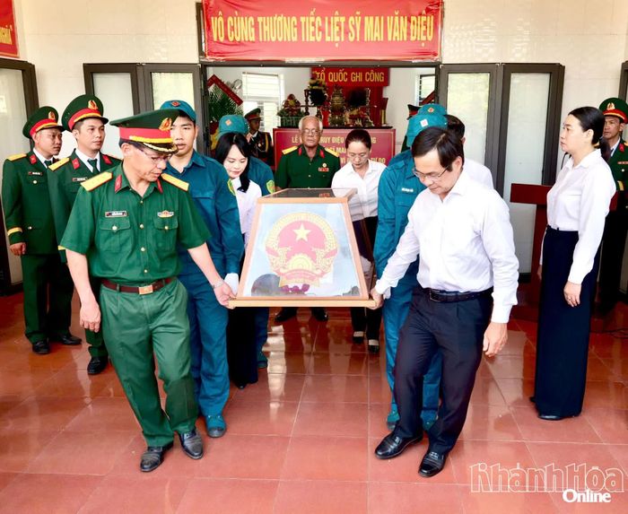 Đại diện Bộ Chỉ huy Quân sự tỉnh cùng lãnh đạo phường Bảo An thực hiện lễ truy điệu và an táng hài cốt liệt sĩ Mai Văn Điệu.