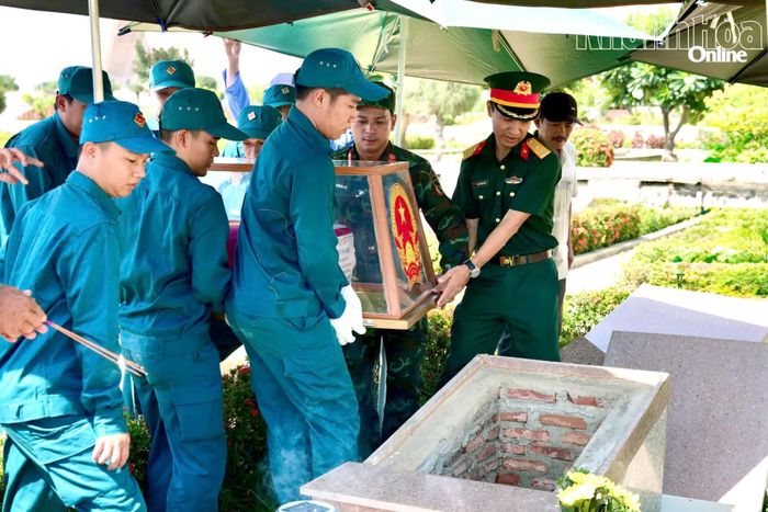 Lễ an táng liệt sĩ Mai Văn Điệu tại Nghĩa trang liệt sĩ Ninh Thuận. Ảnh: THANH XUÂN