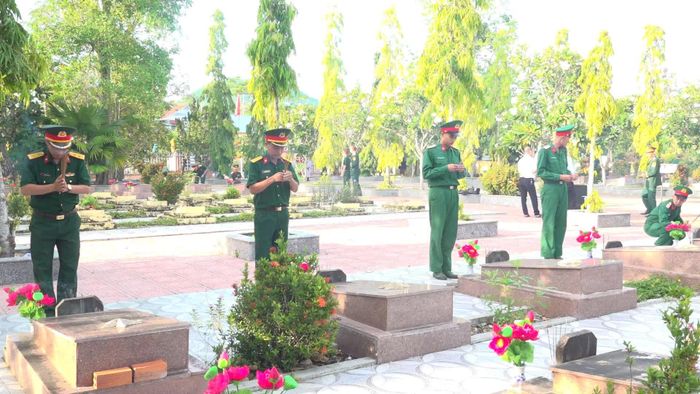 Lực lượng vũ trang thắp hương tại các phần mộ liệt sĩ. Ảnh: PHÙNG QUỲNH.