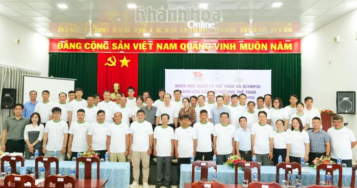 Đại biểu, giảng viên và học viên chụp ảnh lưu niệm sau lễ khai mạc khóa học.