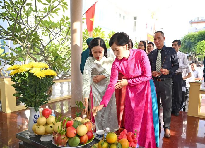 Lãnh đạo, công chức, viên chức, người lao động của phường dâng hương tại Nhà bia ghi danh liệt sĩ.
