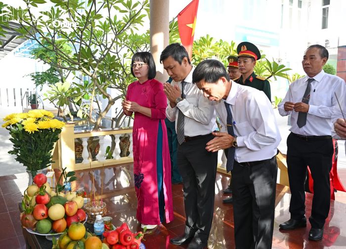 Lãnh đạo phường dâng hương tri ân các anh hùng, liệt sĩ tại Nhà bia ghi danh liệt sĩ.