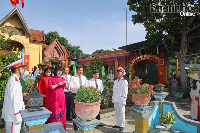 Lãnh đạo, công chức, viên chức, người lao động phường dâng hương tri ân các anh hùng, liệt sĩ tại Khu tưởng niệm Chủ tịch Hồ Chí Minh.