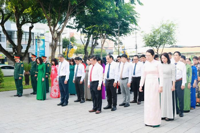 Đại biểu phường Tây Nha Trang mặc niệm tưởng nhớ các anh hùng liệt sĩ đã hy sinh vì Tổ quốc.